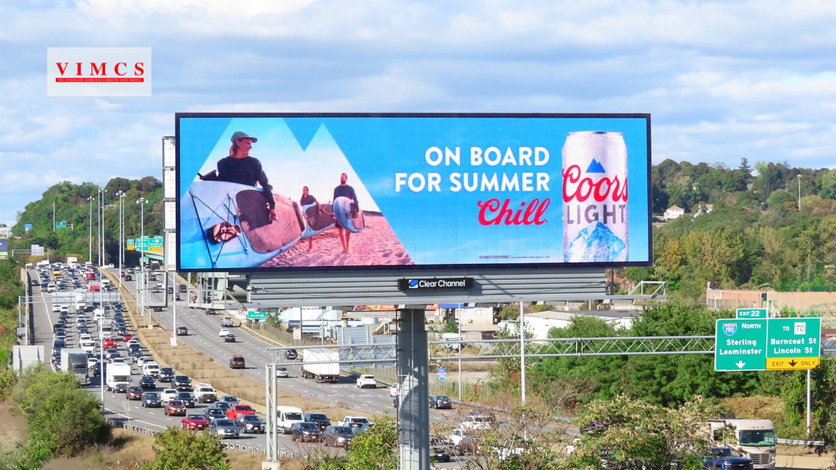 Billboard 2 mặt khá phổ biến trên các tuyến đường 2 chiều; Billboard 3 mặt chỉ thường xuất hiện tại các vòng xoay lớn