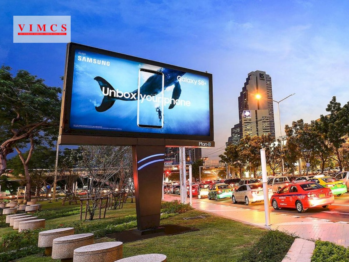 DOOH sử dụng màn hình LED thay cho khung dán bạt hiflex, decal giúp hiển thị quảng cáo sáng tạo và sinh động hơn